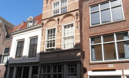 Dordrecht, Wijnstraat 71-73