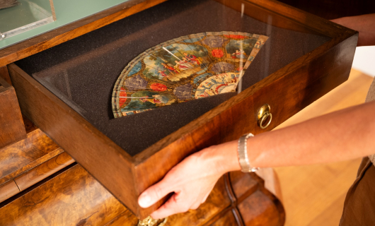 Antieke waaier in kastje