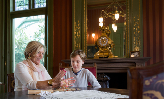 Spelletje spelen aan tafel