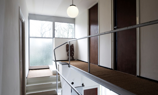 De overloop met kenmerkende niveauverschillen en zichtlijnen