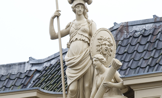 Standbeeld gevel Minerva