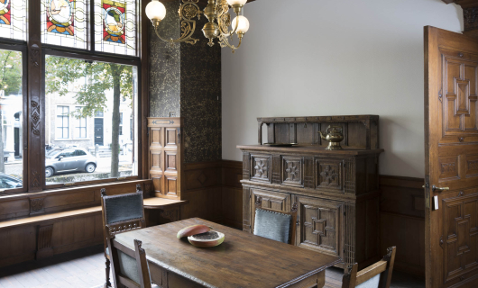 Voorkamer met raampartij