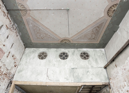 De winkelruimte vóór de restauratie, toen veel historische details nog verborgen of aangetast waren.