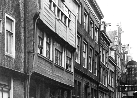 Archieffoto van Het Aepjen aan de Zeedijk, circa 1930.