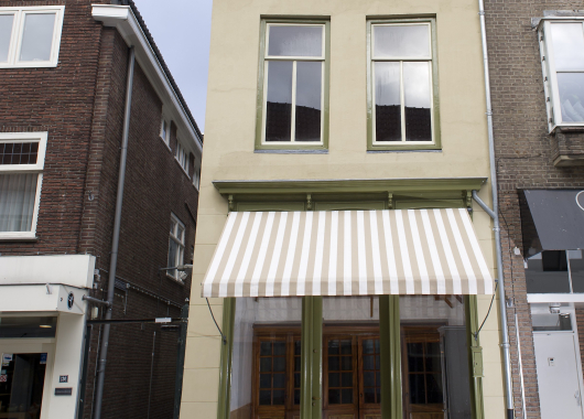 De huidige voorgevel dateert uit de 19e eeuw, maar achter deze gevel gaat een veel ouder huis schuil.