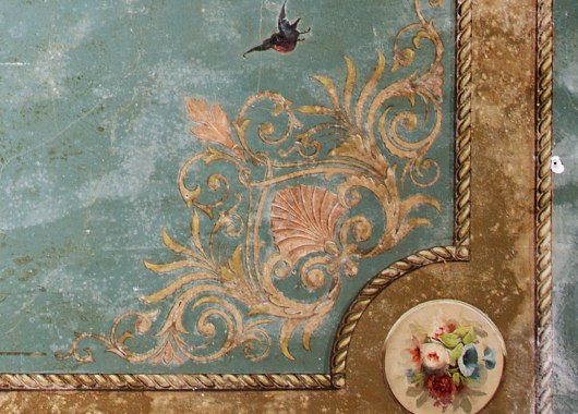 Plafondschildering met florale ornamenten en schelpmotieven uit het winkelinterieur, aangebracht rond 1900.