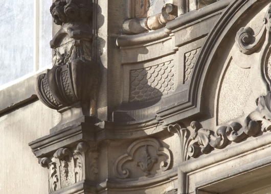 Detail van de zandstenen gevel van Huis van Brienen, aangebracht tijdens de verbouwing van 1728.