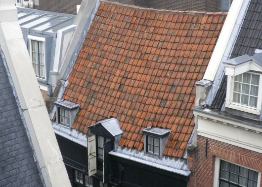 Uitzicht vanuit Het Aepjen over de daken van de Zeedijk.
