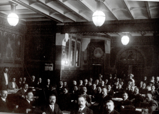 Bijeenkomst van de Algemene Nederlandsche Diamantbewerkersbond (A.N.D.B.) in de Bondsraadzaal, 1913.