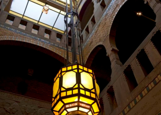 Langgerekte jubileumlamp uit 1919, met drie lantaarns in de vorm van een diamant. De lamp is ontworpen door Jan Eisenloeffel ter gelegenheid van het 25-jarig bestaan van de A.N.D.B.