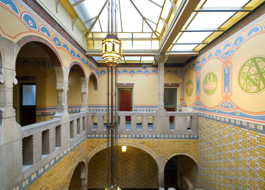 De vijf medaillons, teruggevonden tijdens de restauratie in 2010, verbeelden bewustzijn, offervaardigheid, de A.N.D.B., eenheid en standvastigheid.