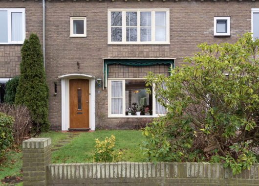 De voorgevel met de karakteristieke gemetselde accenten.