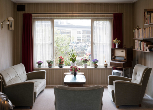 Een alledaagse woonkamer die uitzonderlijk compleet bewaard is gebleven.