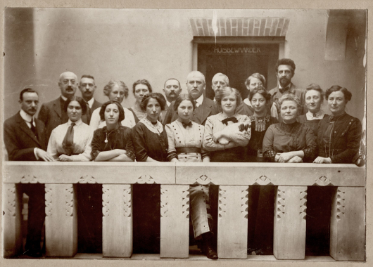 Groepsportret van medewerkers van de A.N.D.B. in de vestibule van De Burcht, 1904.