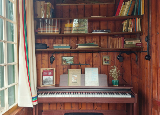 Muziekhoek met piano