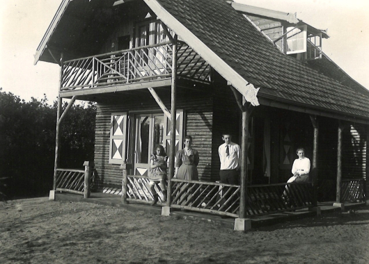 De familie Parqui bij het voltooide vakantiehuis in de zomer van 1910