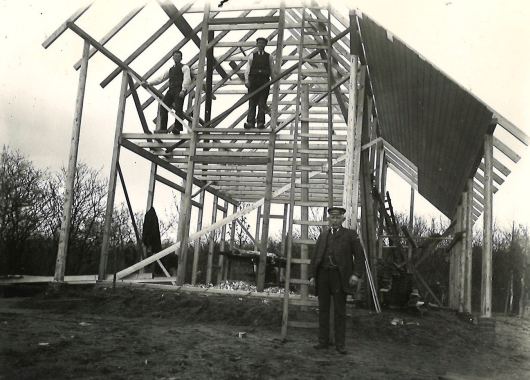 De bouw van De Roode Pan in het voorjaar van 1910