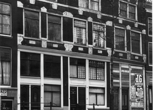De drie gevels in 1930. Vooral het benedenhuis van De Seeman, nummer 91, was in zeer slechte staat.