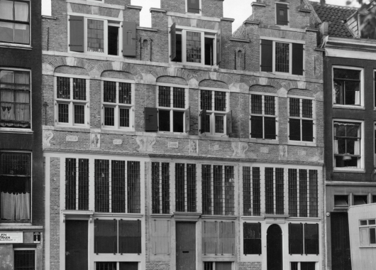 Voorgevels vanaf overzijde, kort na de restauratie