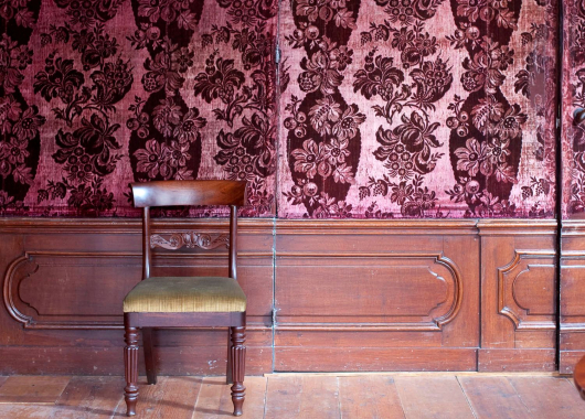 De gerestaureerde regentenkamer, met de rode wandbespanning weer volledig in het zicht.