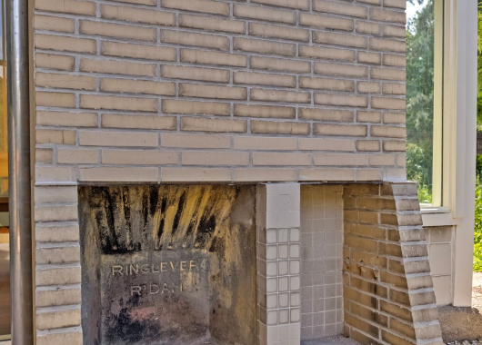 De terrashaard is ruggelings gekoppeld aan de open haard in de zitkamer, een populaire combinatie in de jaren vijftig en zestig.