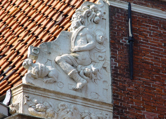 Een van de zes gebeeldhouwde klauwstukken van de renaissancegevel, elk met een manshoge figuur.