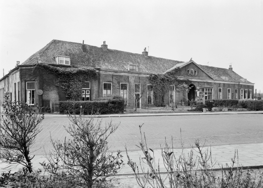 De voorgevel van de Nederhof in 1966. Van het oorspronkelijke zeventiende-eeuwse karakter nog maar weinig te herkennen. Foto: G.J. Dukker, RCE.
