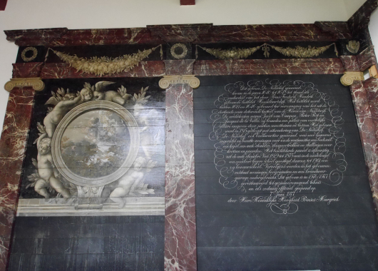 Een bewaard gebleven deel van de zeventiende-eeuwse wandbetimmering, opgenomen in een reconstructie van de oorspronkelijke wanddecoratie. De pilasters, wandbetimmering en lijsten waren oorspronkelijk gemarmerd: beschilderd om kostbaar marmer na te bootsen.