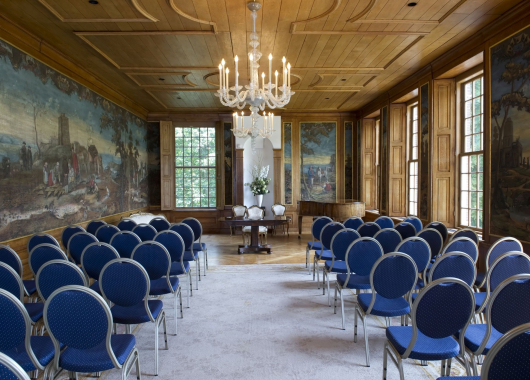 De raadzaal ontstond door drie voormalige slaapkamers samen te voegen.