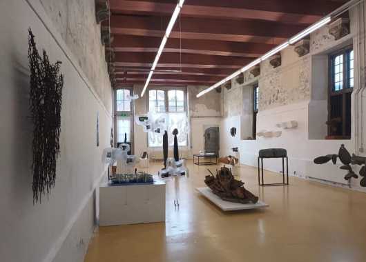Expositieruimte met recht 16e eeuws poortje