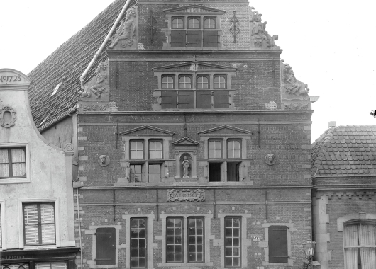 Het St. Jans Gasthuis rond 1900, toen het gebouw in gebruik was als kleding- en wapenmagazijn van het Hoornse garnizoen.