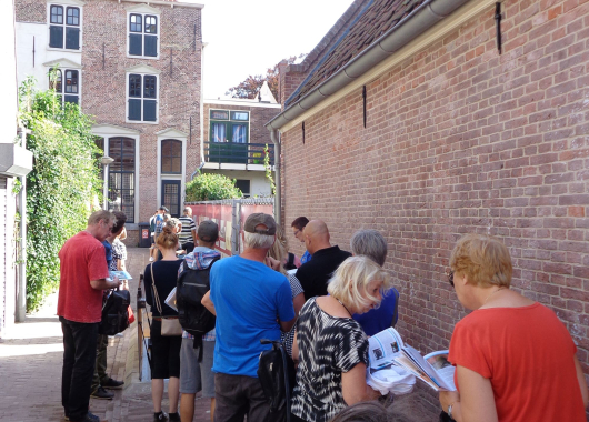 Bezoekers bij de watergang tijdens Open Monumentendag in 2016.