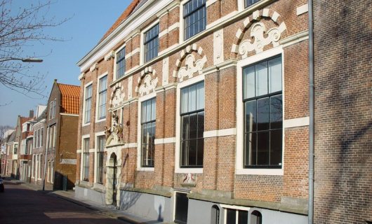 Hoorn Achterstraat 2 onder de boompjes