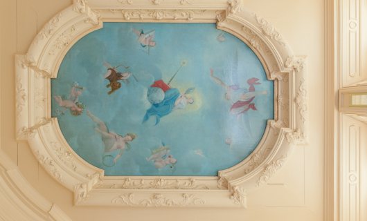 Plafondstuk terug na restauratie