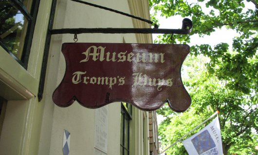 Vlieland Dorpsstraat 99 Tromps huys uithangbord