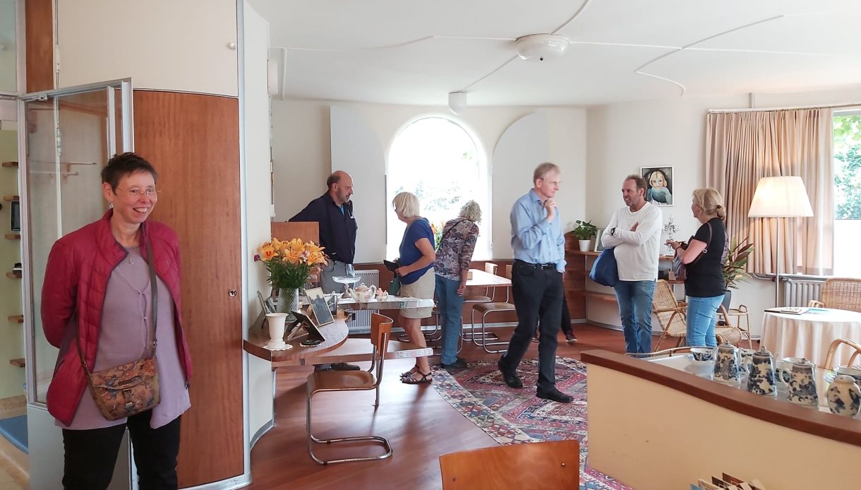 Vrijwilligers en bezoekers in museumhuis Van Ravesteyn in Utrecht