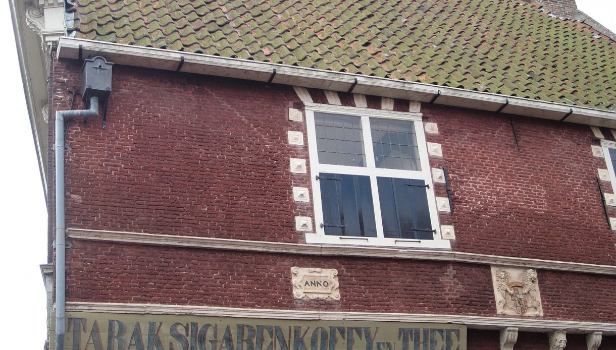 Hoorn Grote Oost 132 detail zijgevel Hoorn Grote Oost 132 detail zijgevel