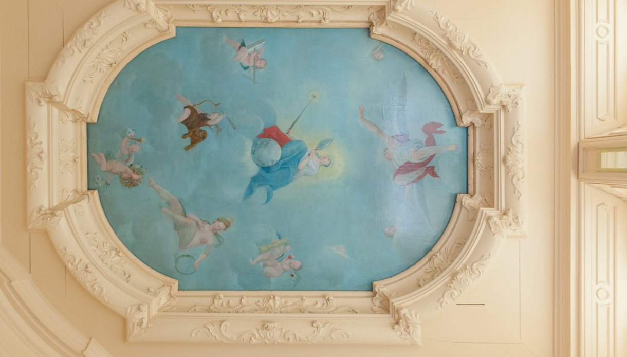 Plafondstuk terug na restauratie Plafondstuk terug na restauratie