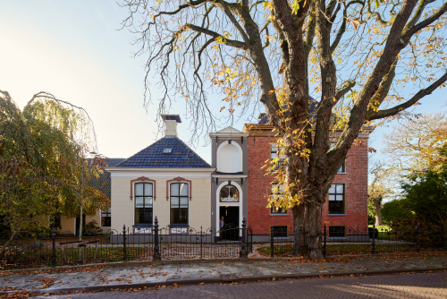 De pastorie van Warffum met rechts het oude steenhuis en links het 19e-eeuwse woonhuis