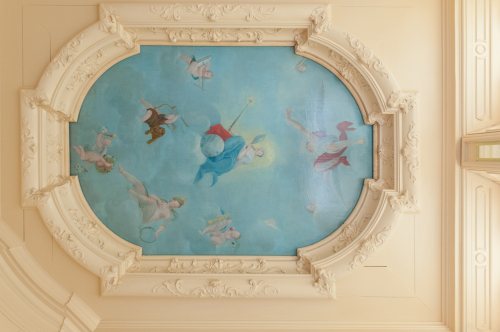 Plafondstuk terug na restauratie Plafondstuk terug na restauratie