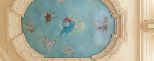 Plafondstuk terug na restauratie Plafondstuk terug na restauratie