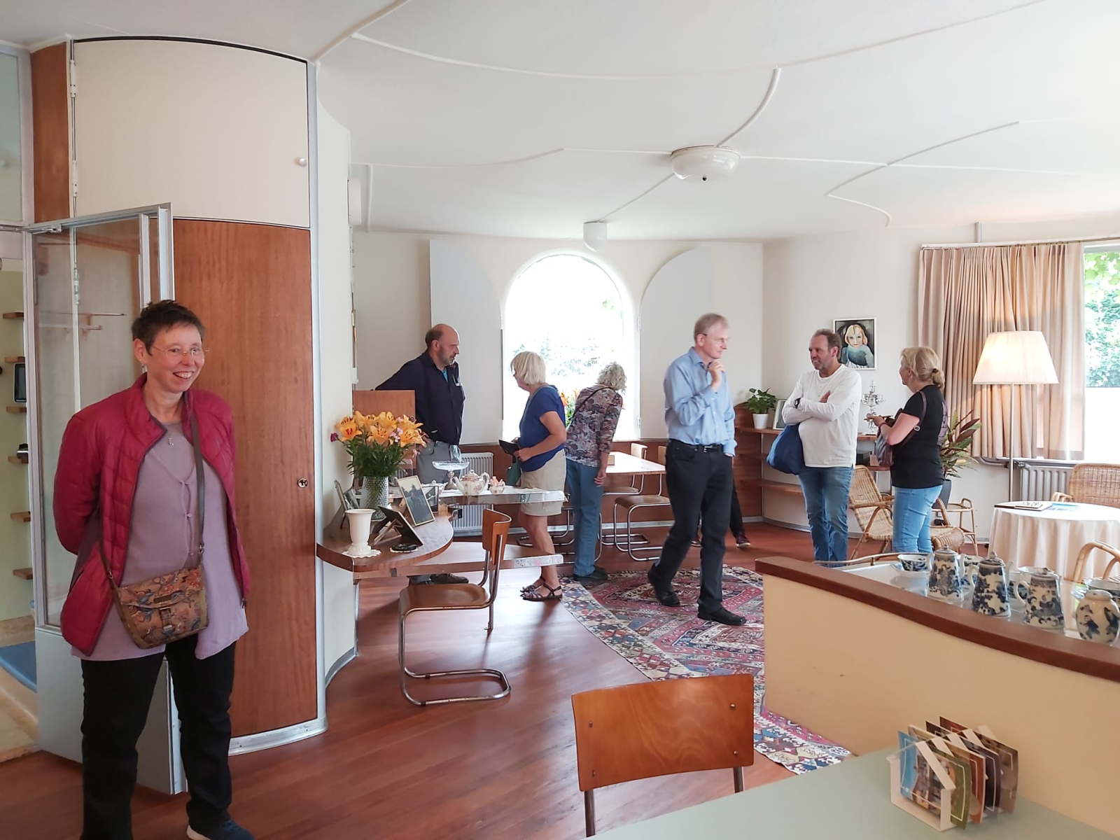 Vrijwilligers en bezoekers in museumhuis Van Ravesteyn in Utrecht