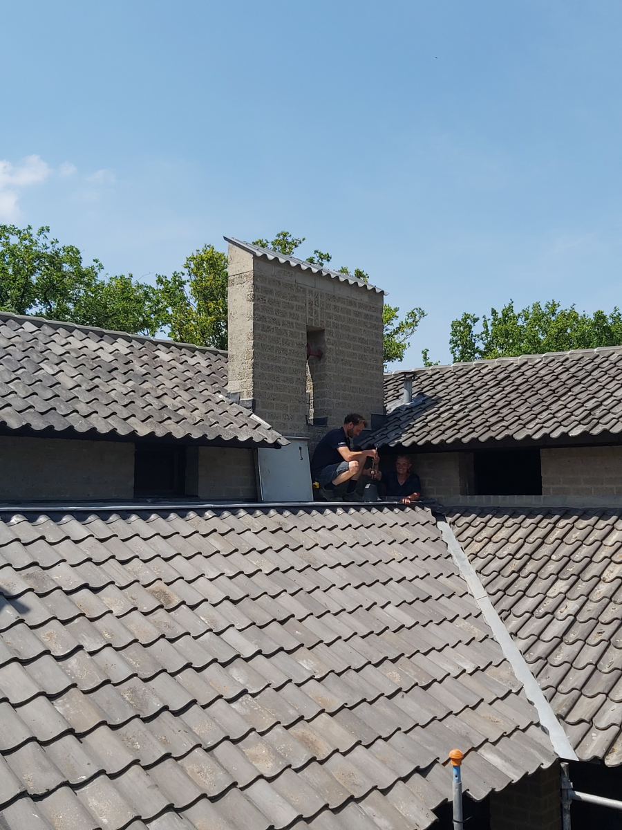 Terughangen van de klok - Huis Jan de Jong in Schaijk