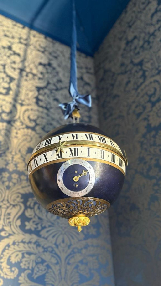 De bolklok in de Blauwe Kamer van Nijenburg