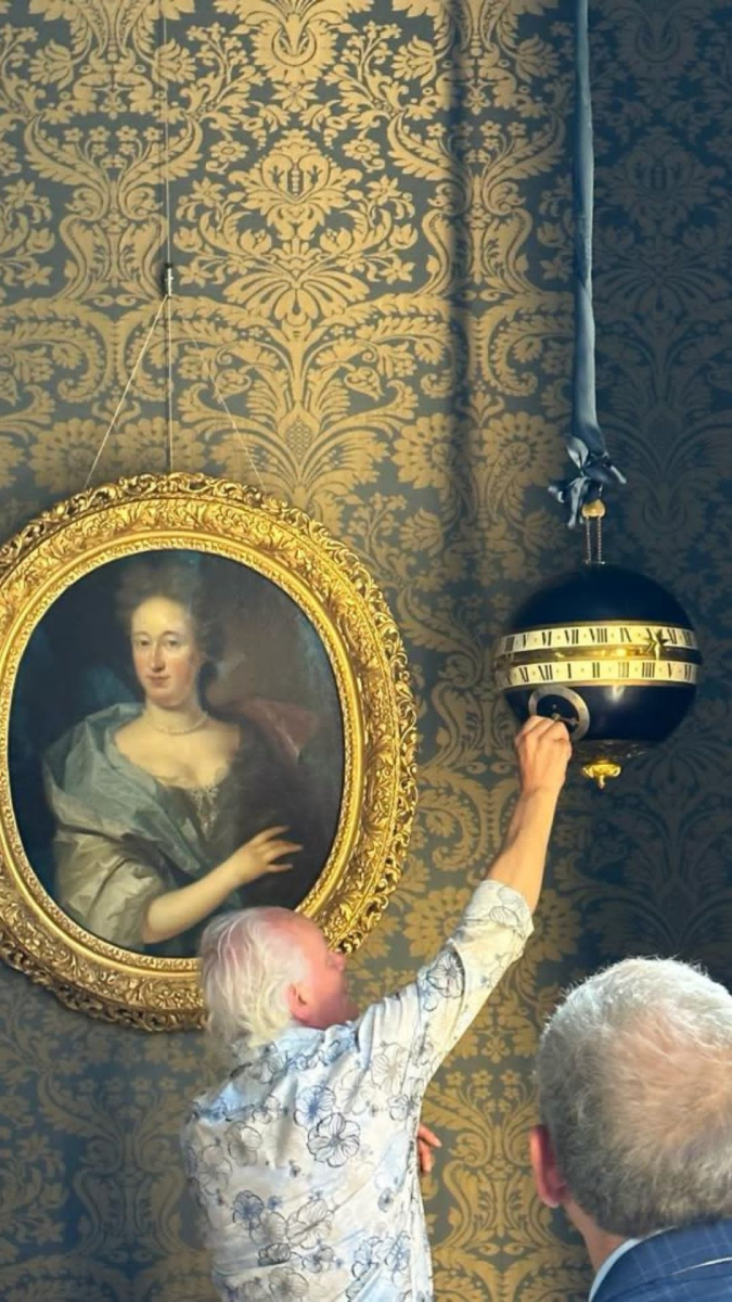 De bolklok in de Blauwe Kamer van Nijenburg