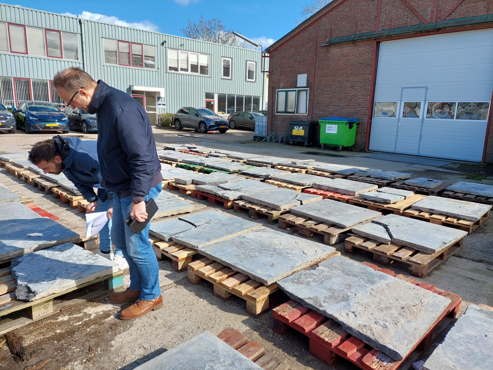 Natuurstenen tegels Teylers Hofje in de werkplaats