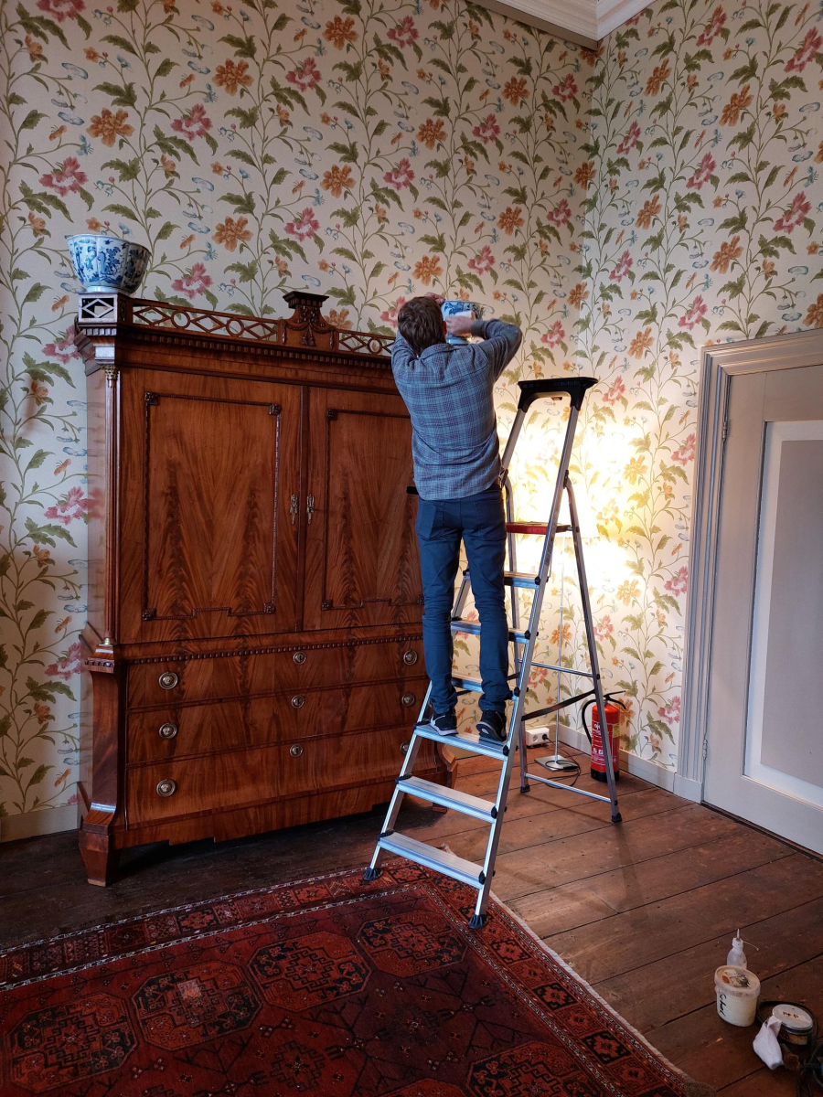 Plaatsen van porselein op kast