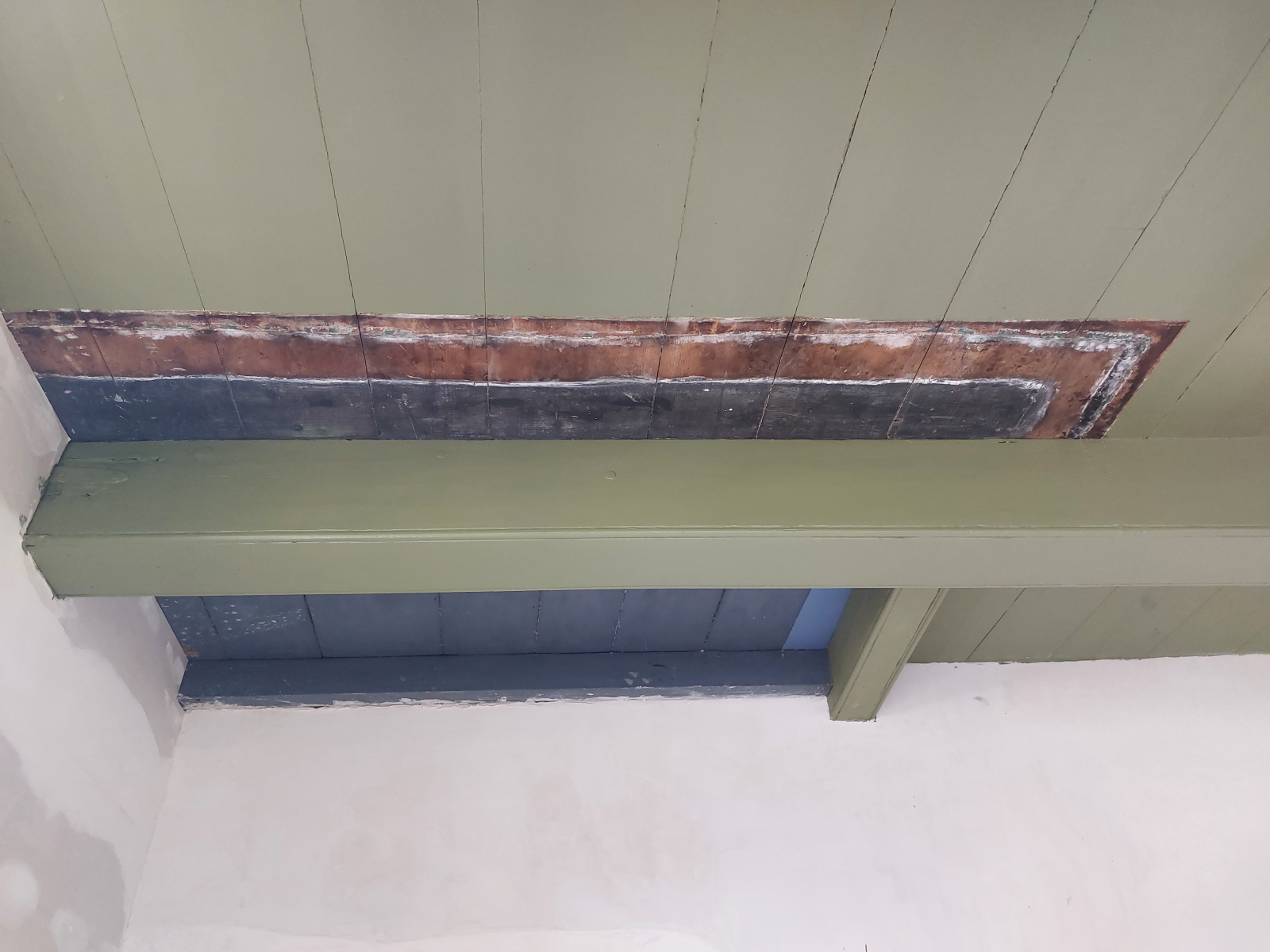 Bouwspoor in plafond van de positie oude bedstede in de sluiskamer