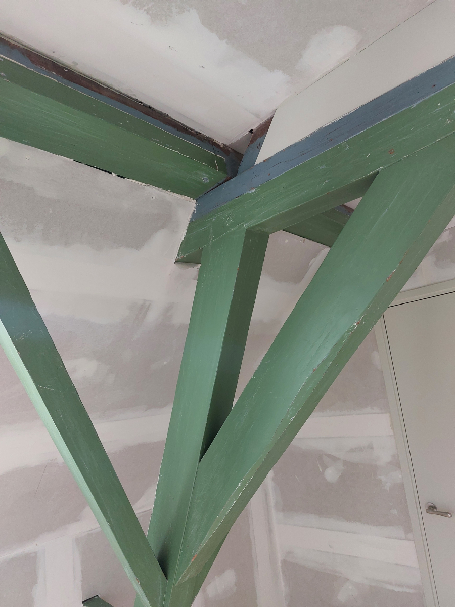 De houten constructie blijft zichtbaar