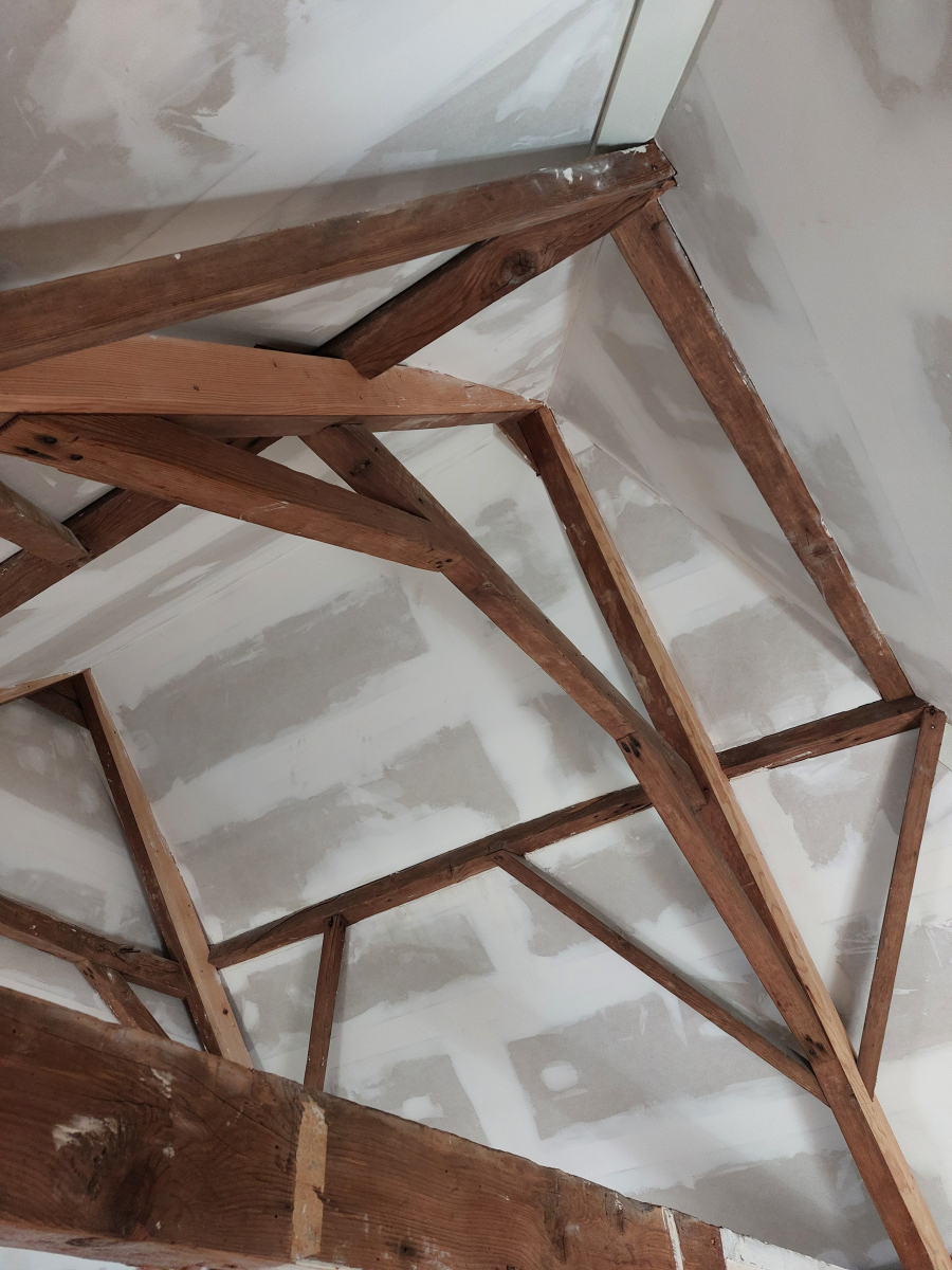 Spantconstructie kap in het zicht gelaten in de grote slaapkamer